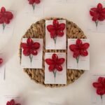 Kırmızı lotus çiçeği formunda, kartlı sunumlu saç tokası.