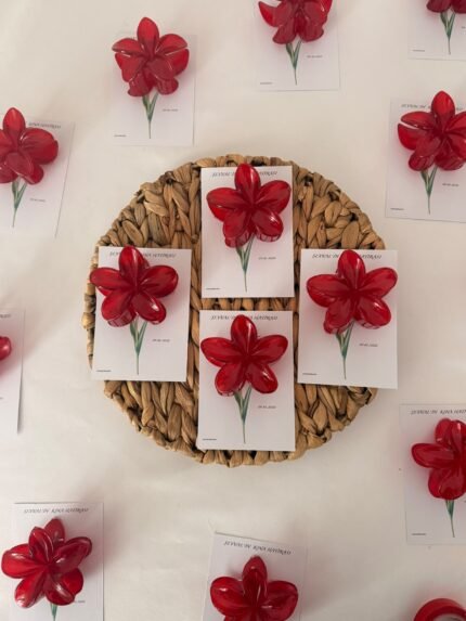 Kırmızı lotus çiçeği formunda, kartlı sunumlu saç tokası.